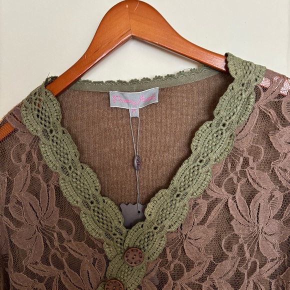 Pretty Angel Brown lace poncho-style blouse with green details, elegant - Picture 10 of 12